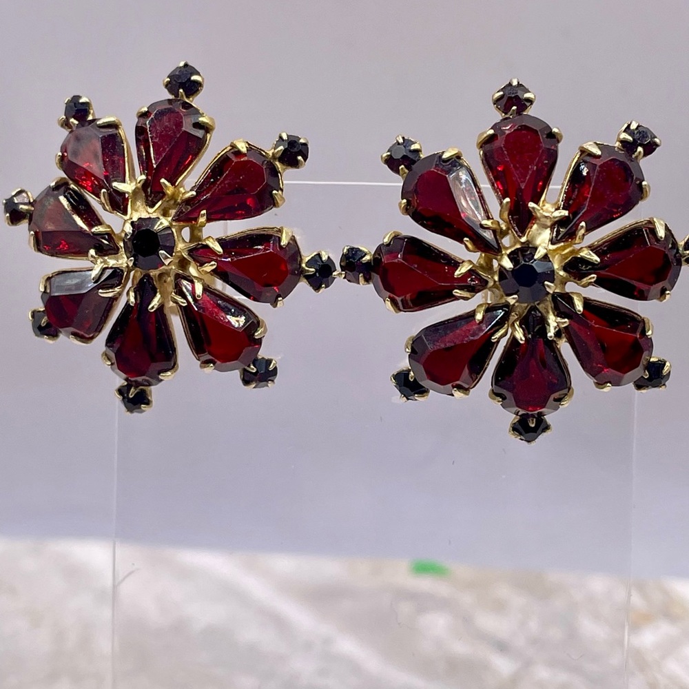 Vintage Red Rhinestone Floral Design Screw Back Earrings. Gold tone
